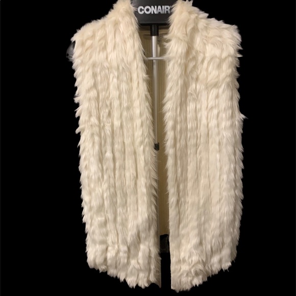 GUESS- Faux Fur Vest - Picture 2 of 6